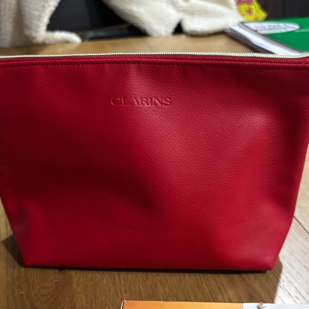 Clarins Vibrant Red Beauty Collection - Picture 9 of 9